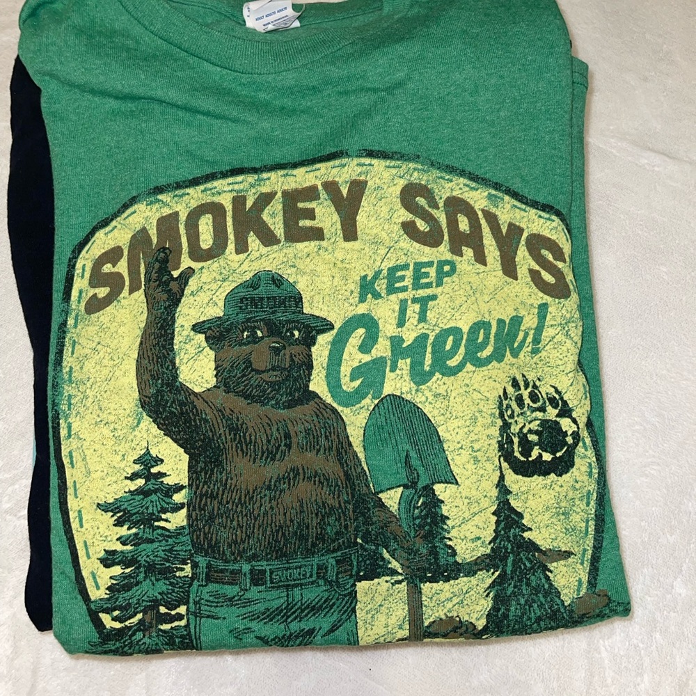 GRAPHIC TEE BUNDLE!!! - Picture 7 of 11